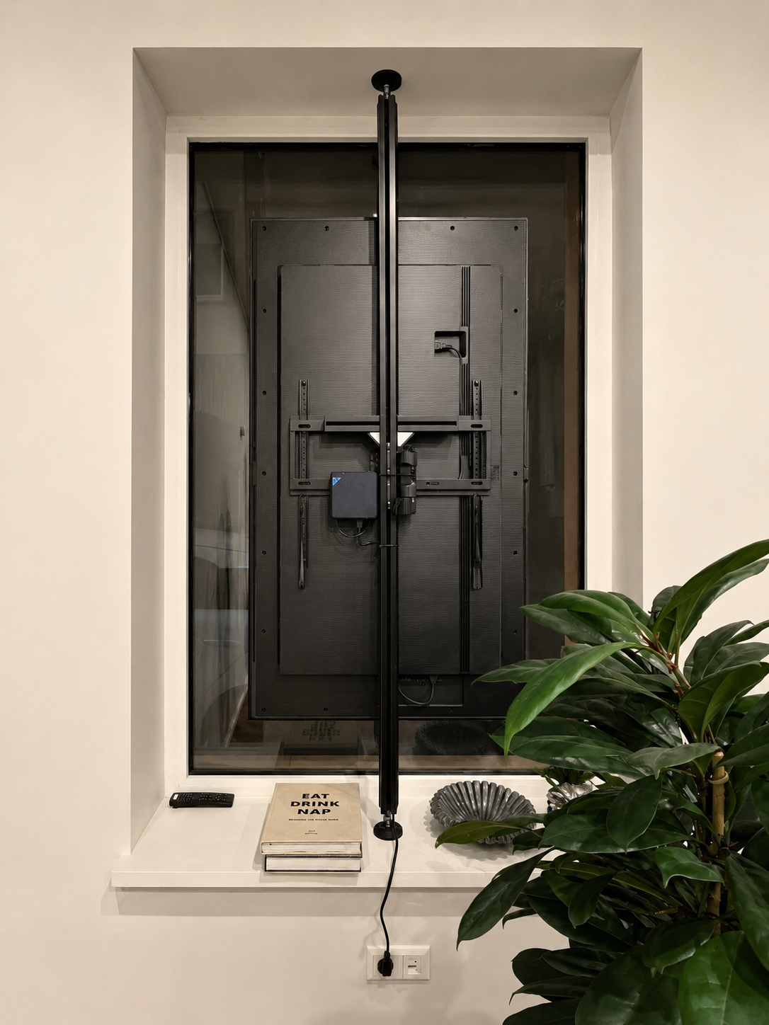 Schaufenster-Display von hinten mit Mini-PC und Decken- und Bodenmontagestange