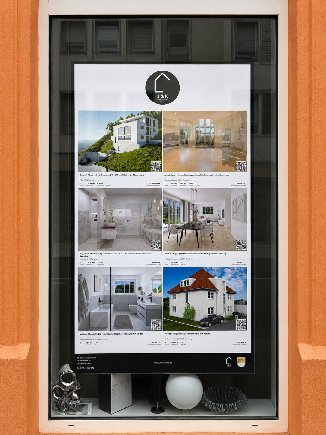 Schaufenster-Display mit sechs Immobilien-Exposés in der Kachelansicht