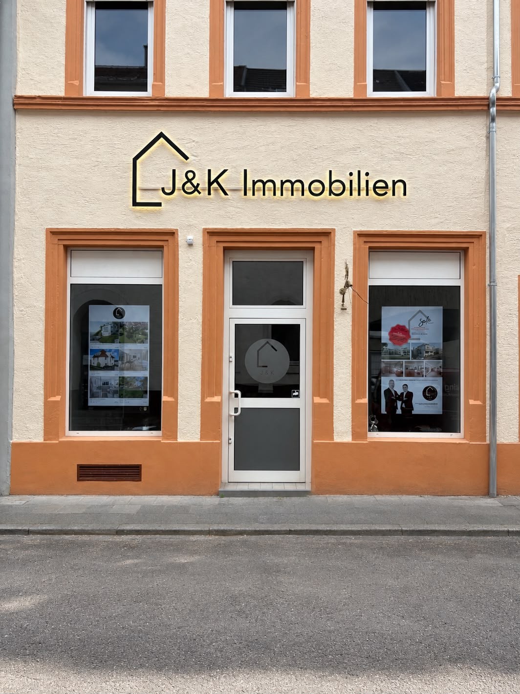 Maklerbüro mit zwei digitalen Schaufenster-Displays